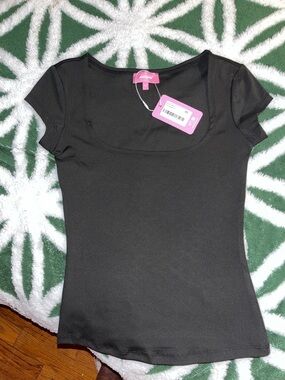 Savi Boat Neck Top: A boat neck option available through major retailers Macey’s